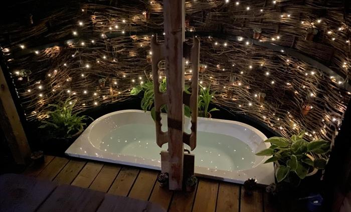 Bath under the stars, star gazing outdoor bath.